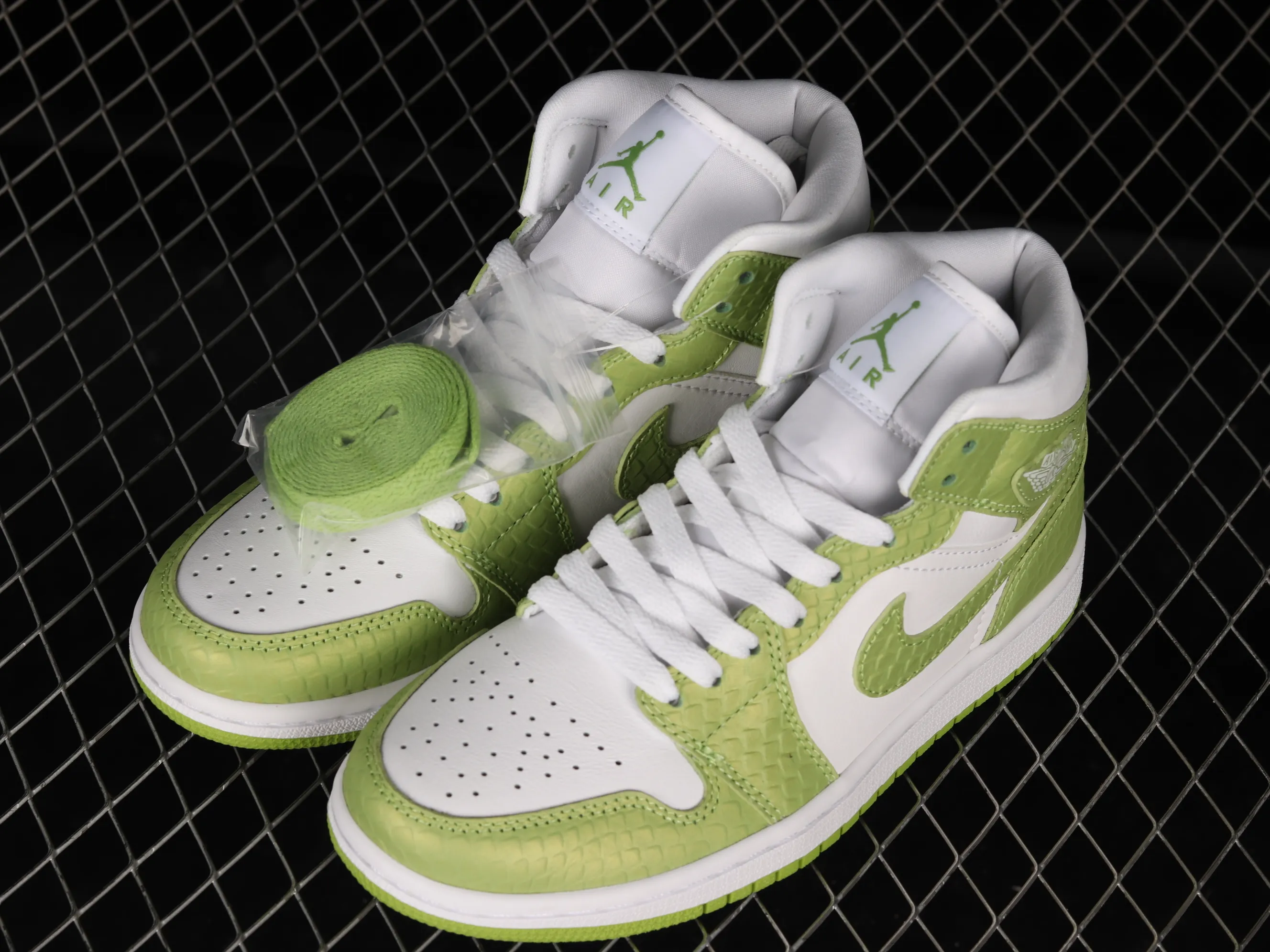 All categories Air Jordan Jordan series basketball shoes Air Jordan 1 Mid G version pure original Air Jordan 1 Mid SE "Green Python" AJ1 Joe 1 Green Snake DV2959-113